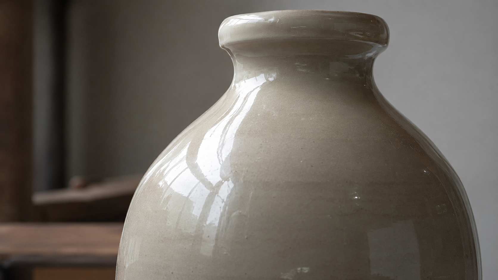 Film-Style Reality Calibration of a Glossy Ceramic Vase: From Studio Reflections to Camera-Grade Material Behavior