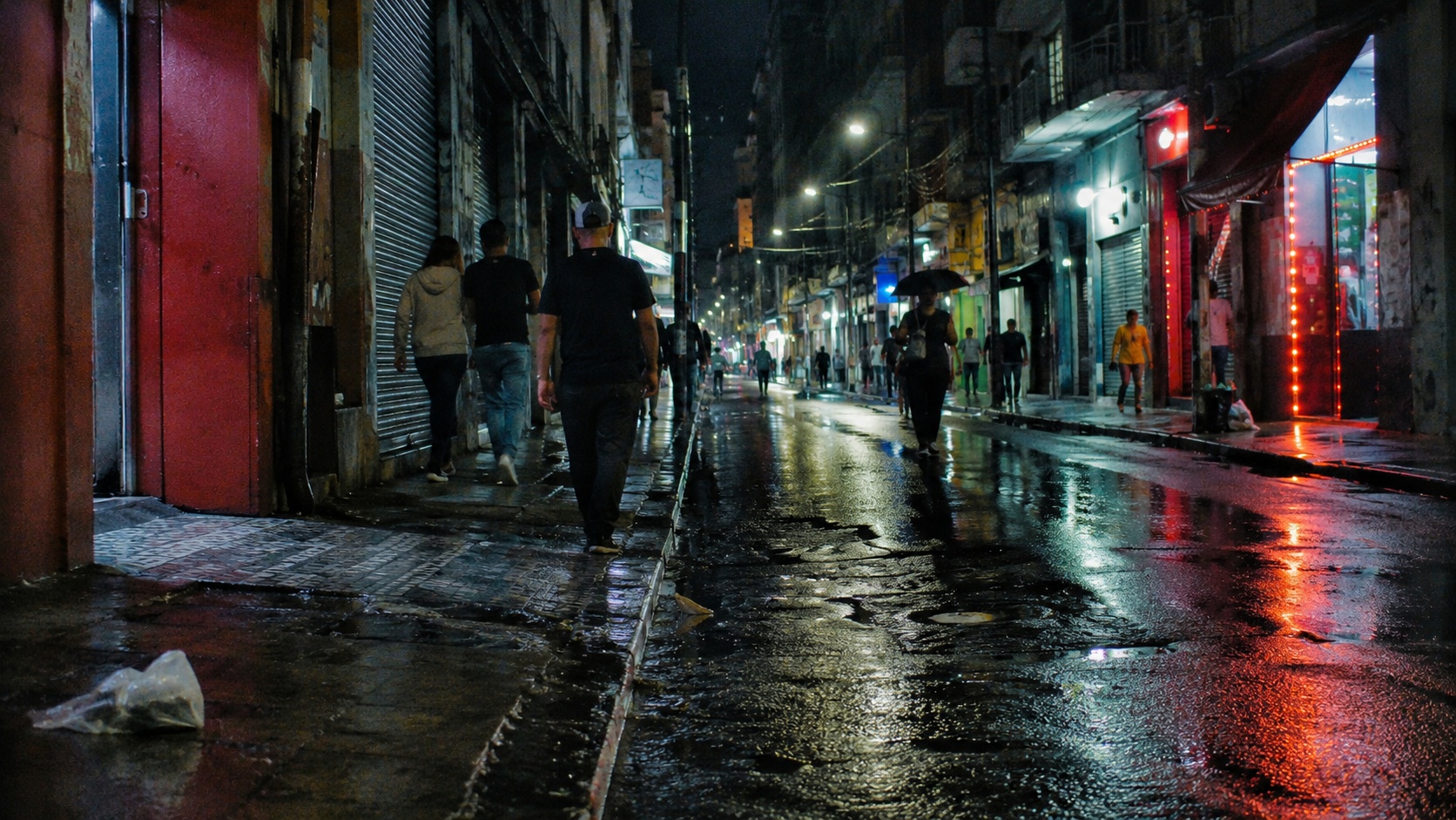 Camera-Grade Night Street Realism: Film-Style Calibration of Neon Reflections, Wet Asphalt, and Authentic Urban Shadows